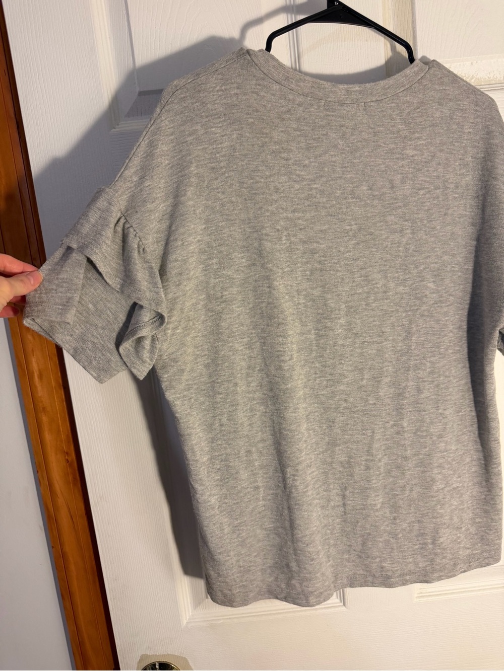 KaiLeigh Ruffle Sleeve Tee in Gray Size Medium Like New